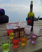 35 Si festeggia...buon vino, dolcetti, genepi, non manca nulla !
